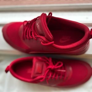 Nike Air Max in Ruby Red